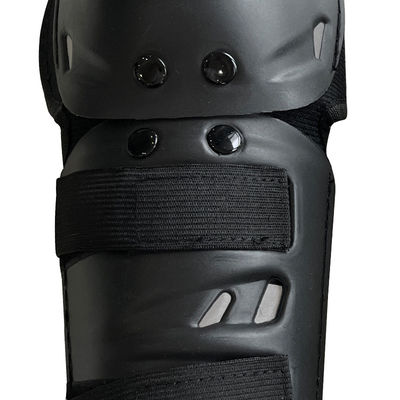 Les protecteurs de genou Black Elbow sont adaptés à toutes les tailles et personnalisables