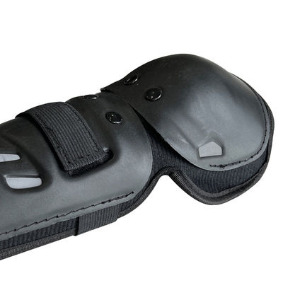Protection de la jambe inférieure par un équipement de sécurité de moto épais et souples