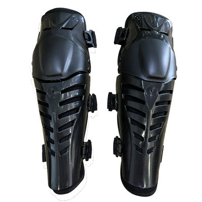 Des genouillons noirs pour les protecteurs de motos.